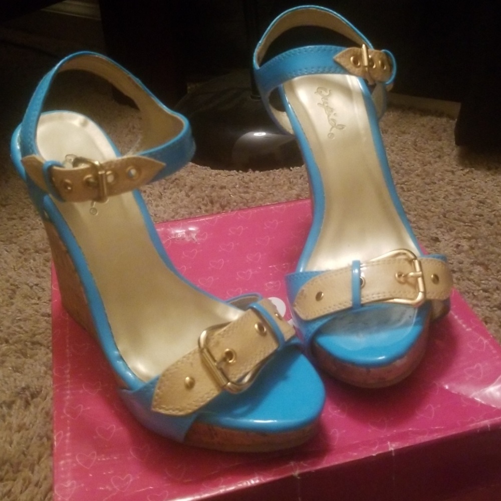 Wedge heel shoe
